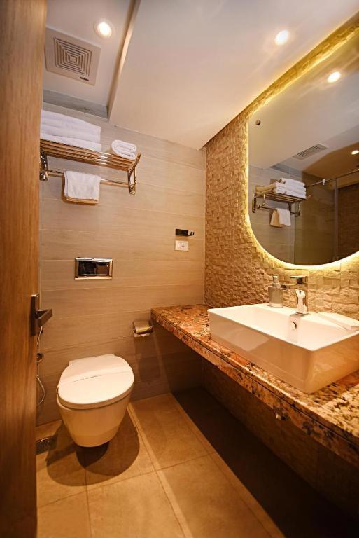 Hotel Tulip Near Delhi Airport Nuova Delhi Esterno foto
