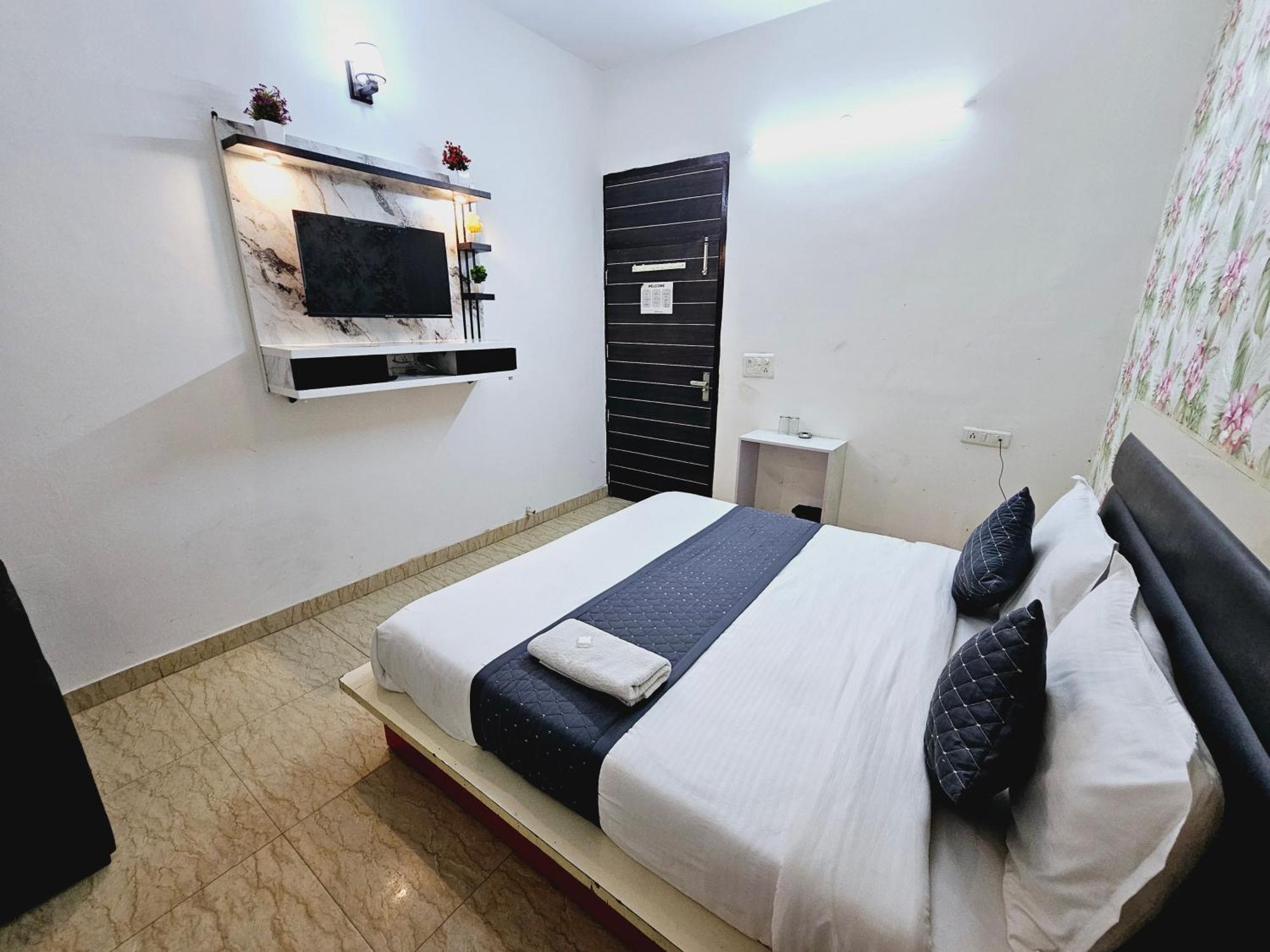 Hotel Tulip Near Delhi Airport Nuova Delhi Esterno foto