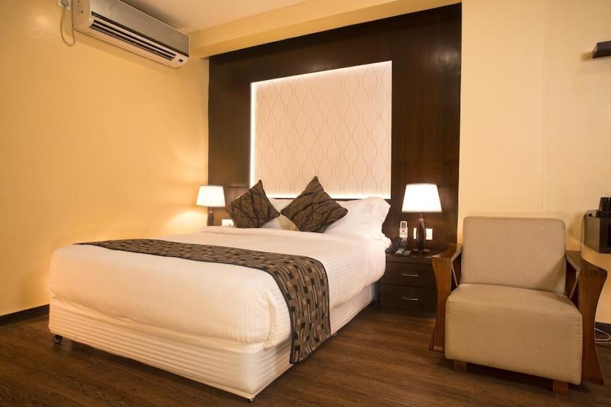 Hotel Tulip Near Delhi Airport Nuova Delhi Esterno foto